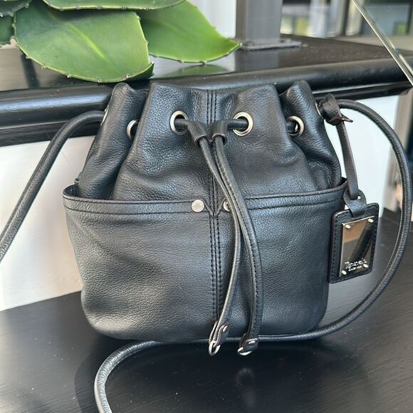 Tignanello genuine leather bucket bag should purse crossbody drawstring clean - Picture 2 of 9